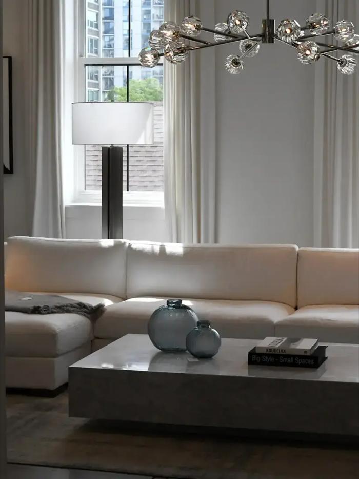 Istandsat bolig fra tvangsauktion med en hvid sofa og et sofabord.