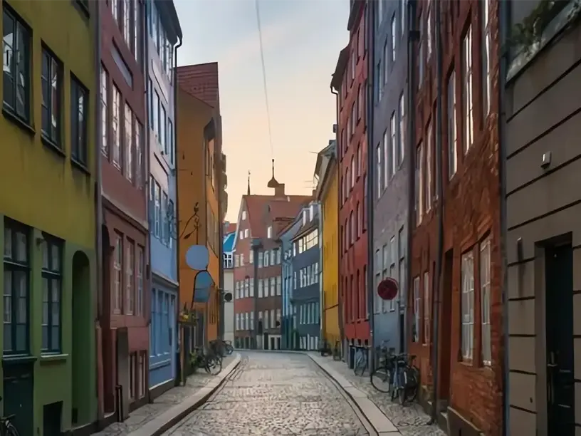 En brostensbelagt gade i Udenom Banken, København - København stockvideoer og royaltyfrie optagelser.