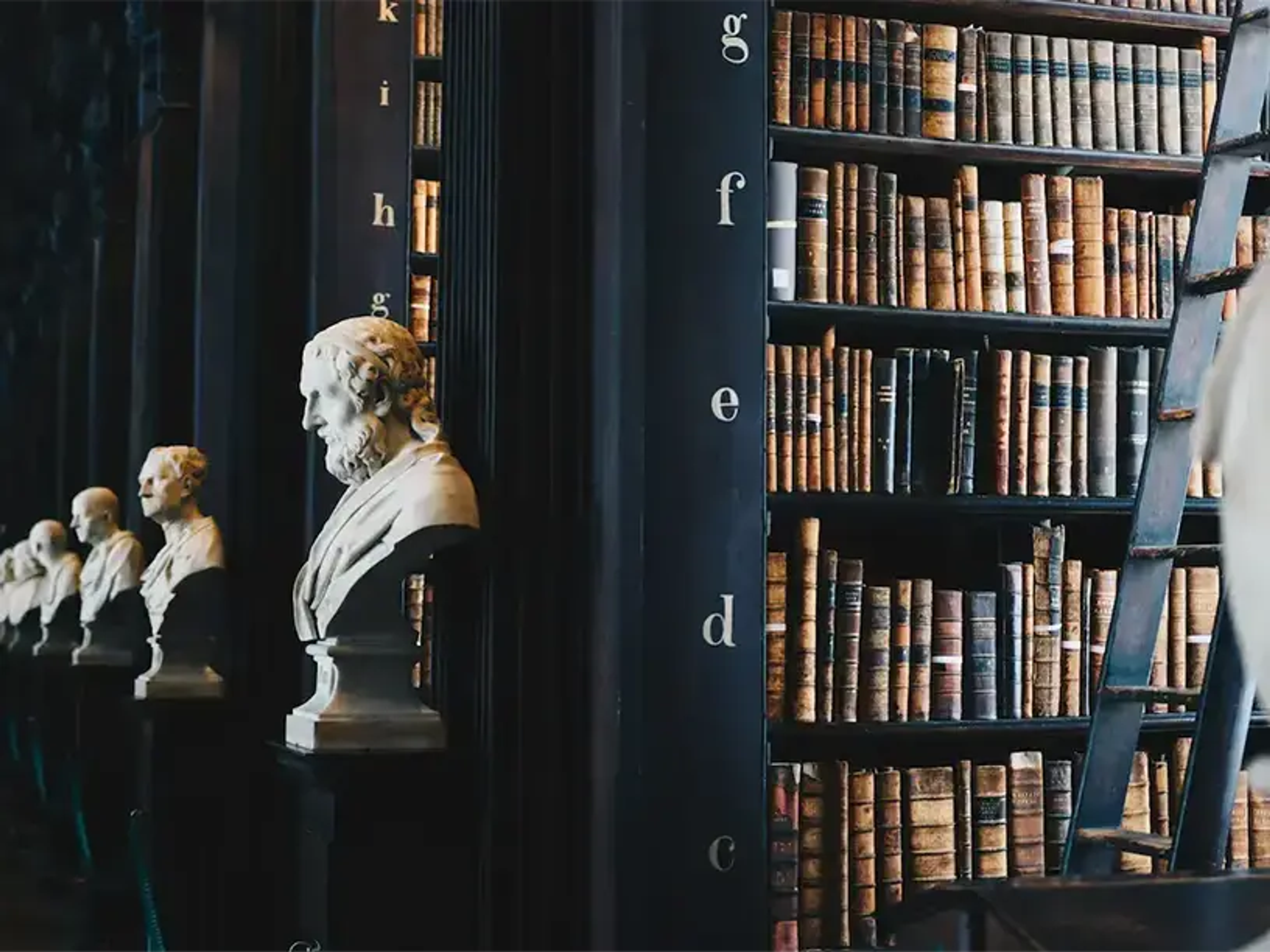 Et bibliotek fyldt med juridiske bøger