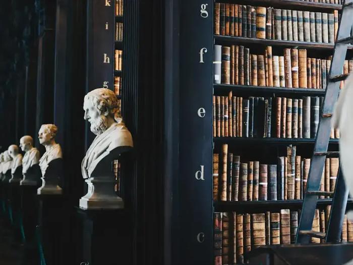 Et bibliotek fyldt med juridiske bøger