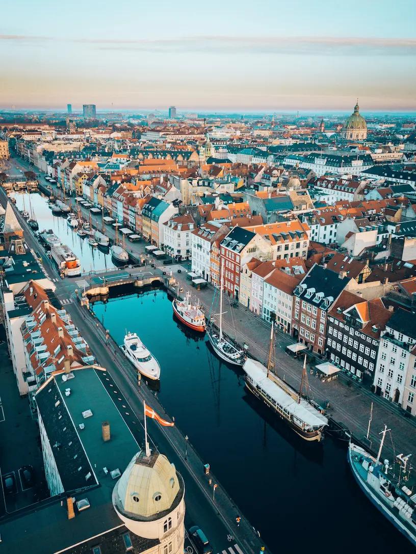 En udsigt over en by med en kanal