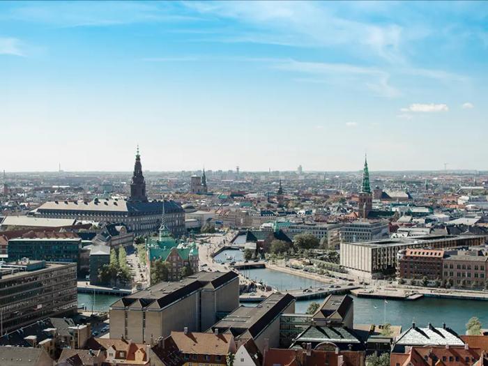 Udsigt over Københavns tage med Christiansborg og kanalen i centrum.