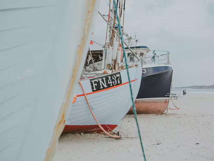 Billede af gamle fiskerbåde