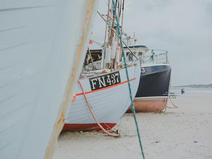 Billede af gamle fiskerbåde