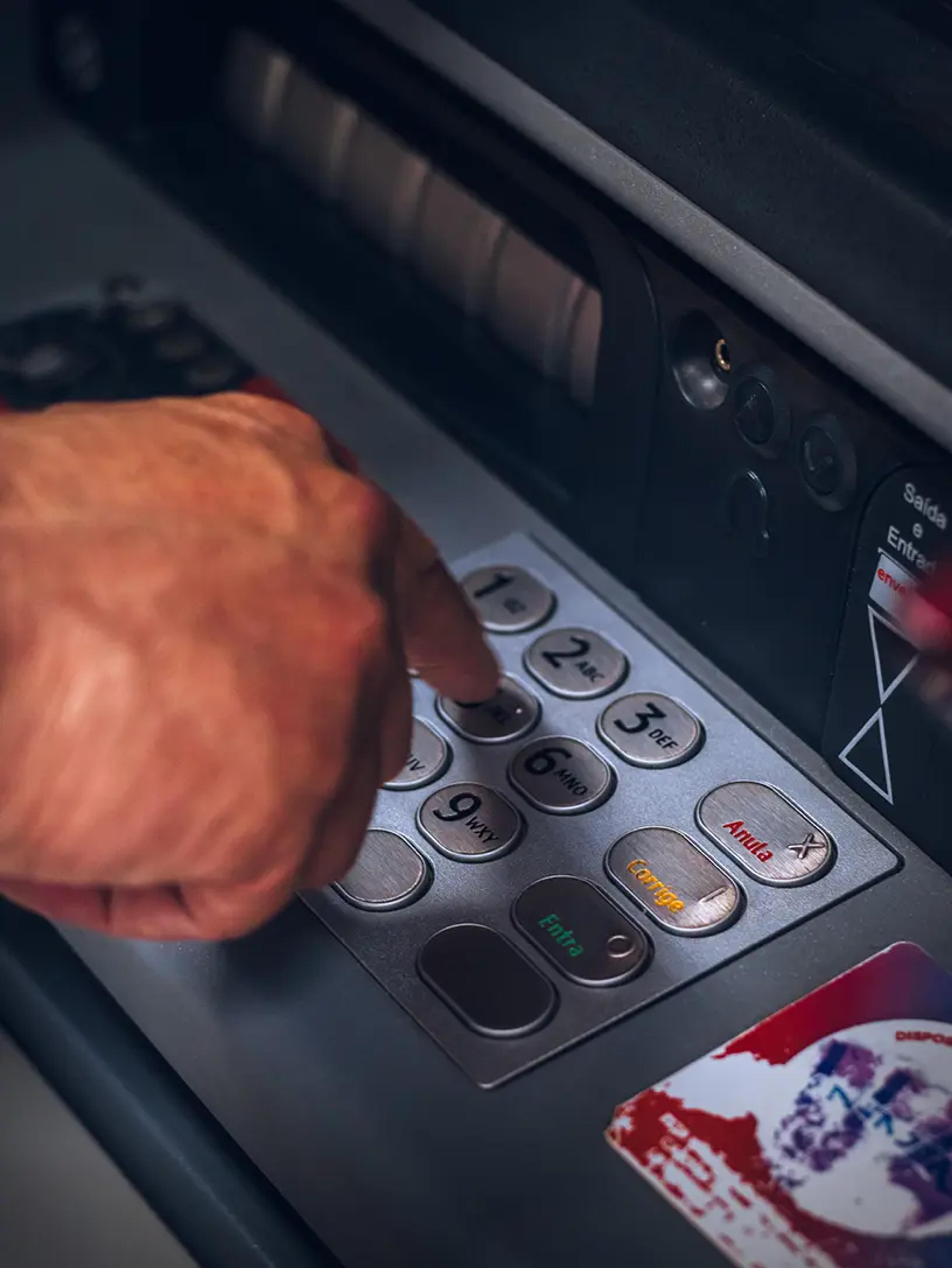 En person bruger en hæveautomat.