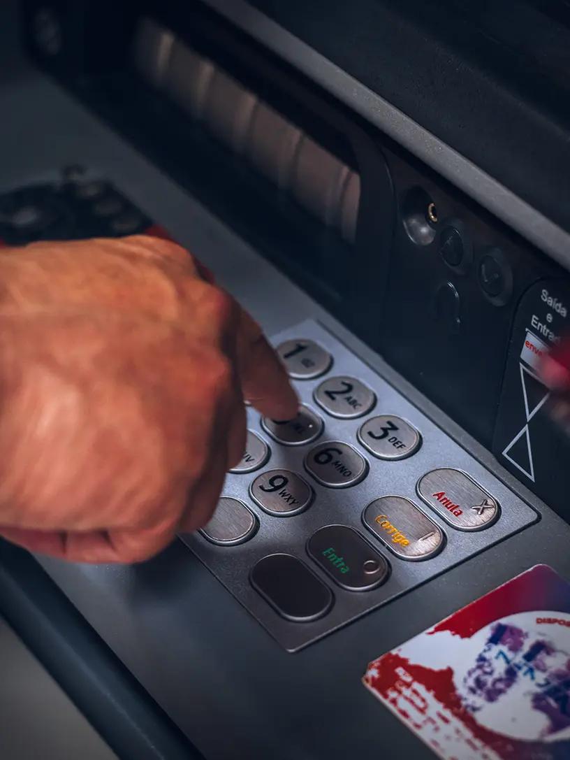 En person bruger en hæveautomat.