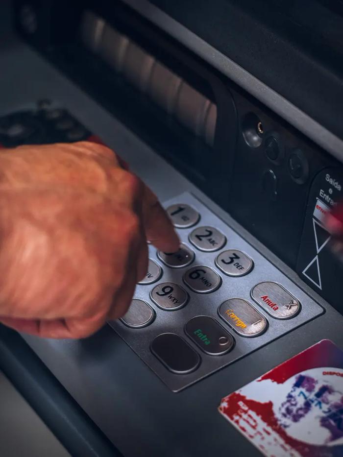 En person bruger en hæveautomat.