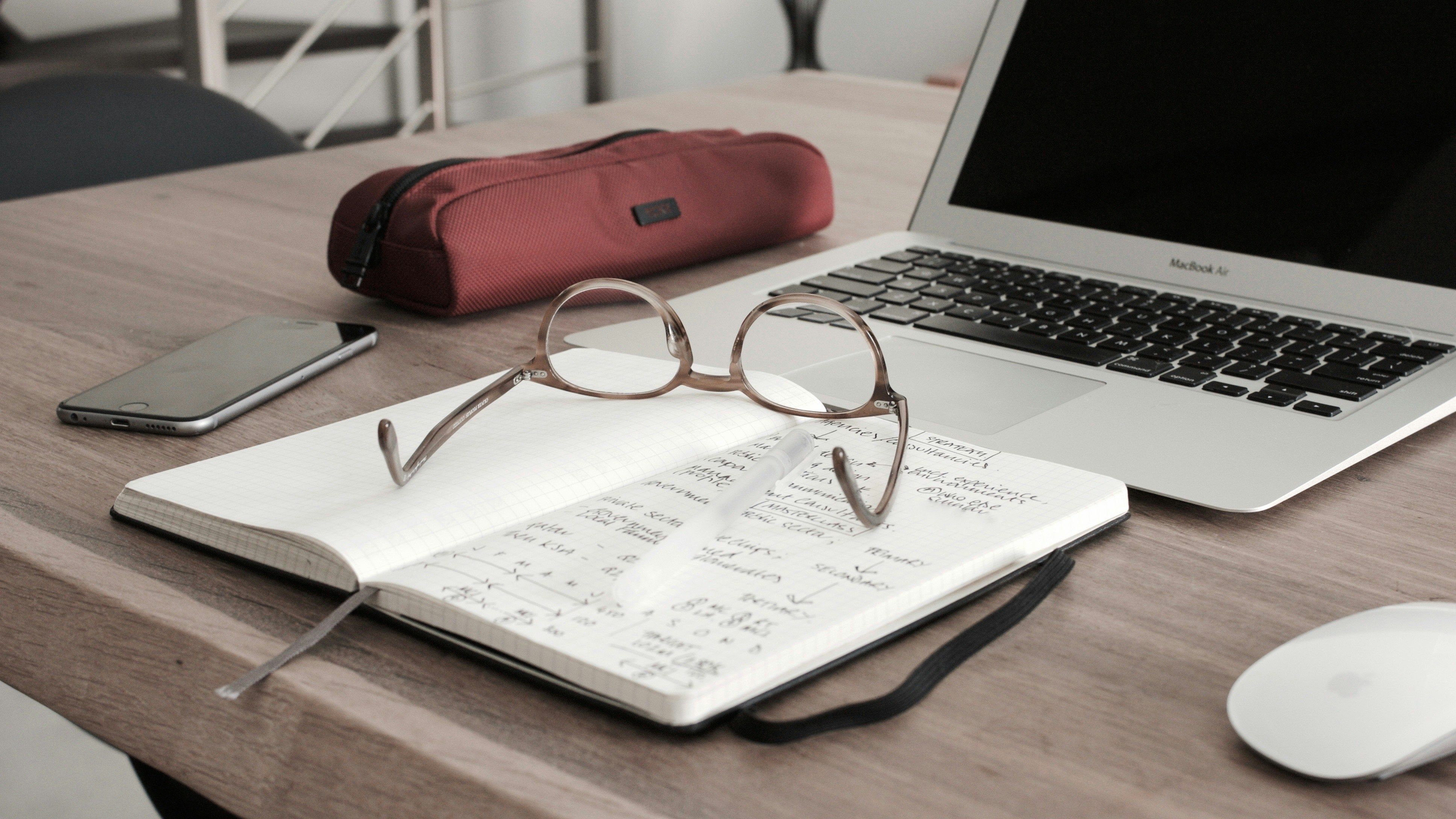 laptop, okulary, notes, telefon, myszka, piórnik