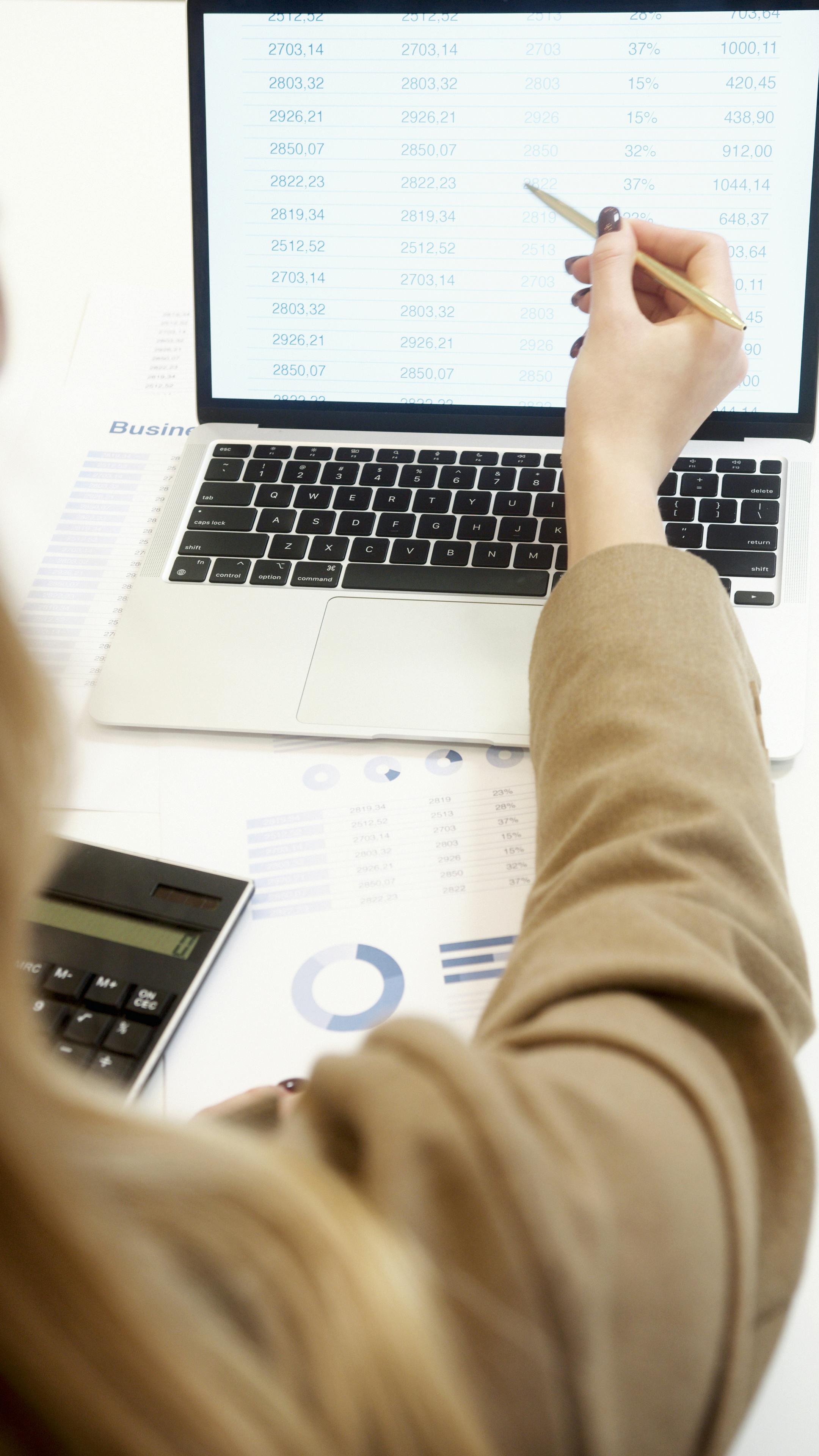 komputer, reka wskazujaca na komputer 