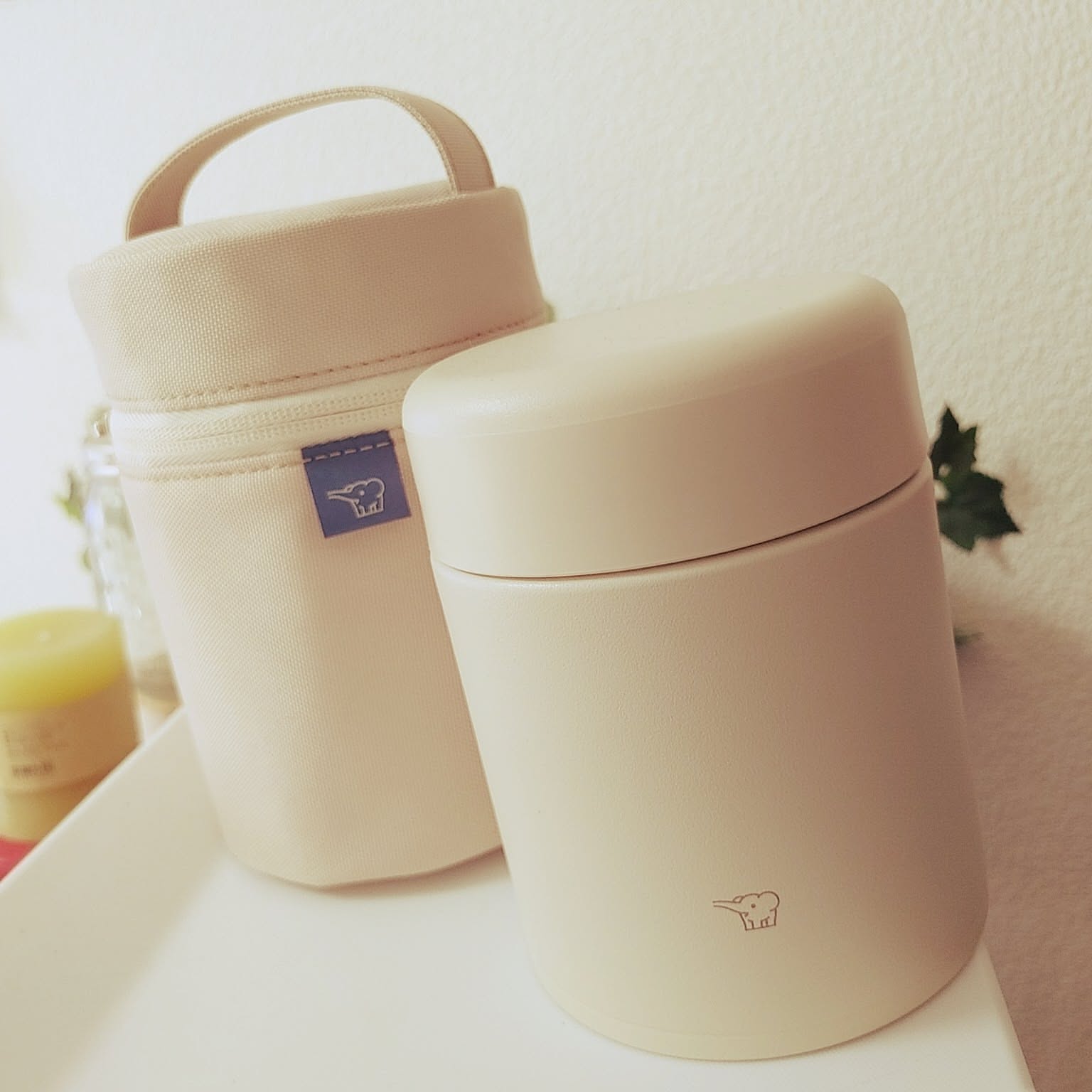 Zojirushi SW-LA40 food jar shown beside its matching insulated carrying pouch.