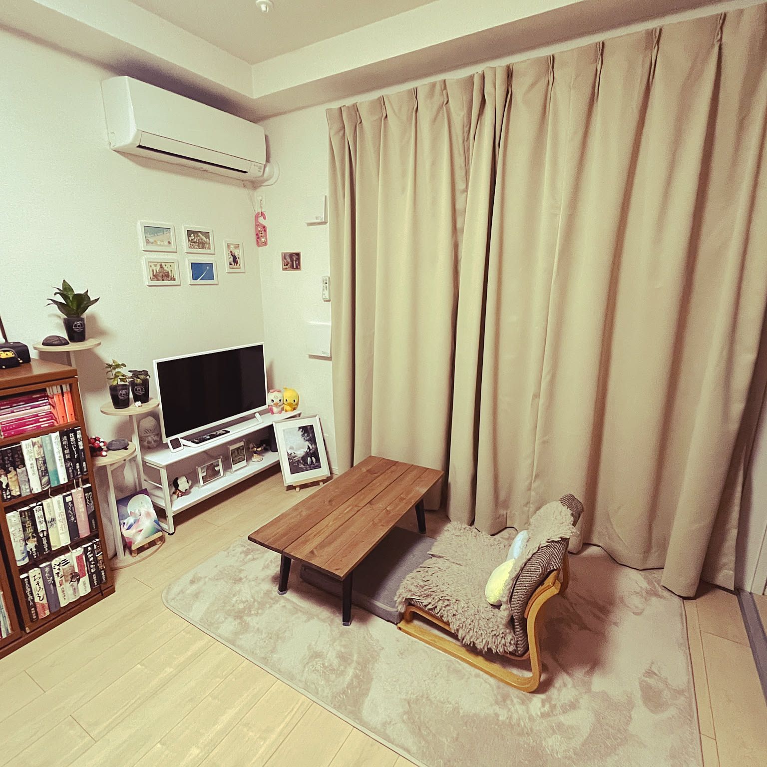 A compact Japanese 1LDK apartment with separate dining, work, and living zones.