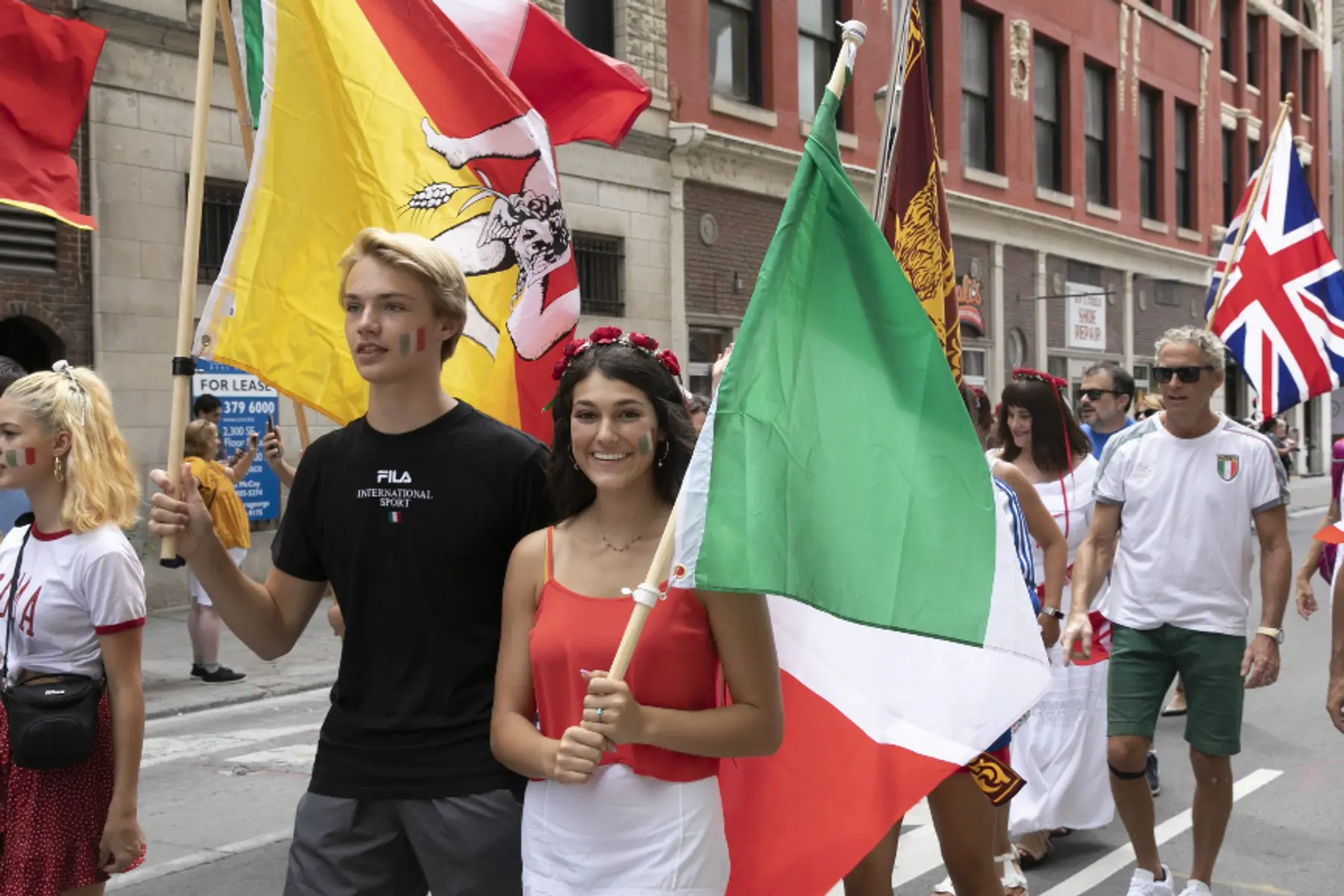 People loving life in the Lou