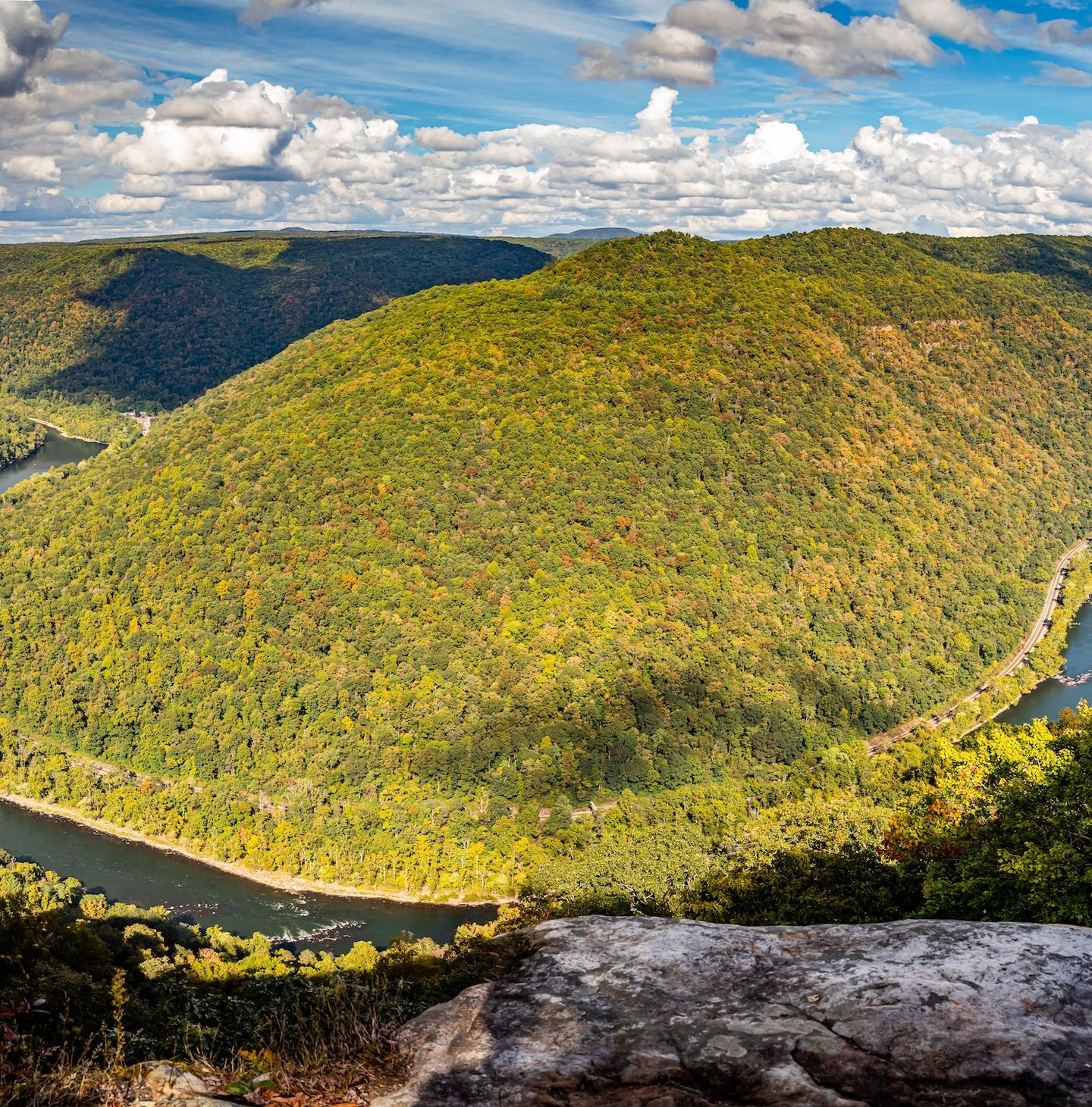 Located in New River Gorge National Park, the famous Grandview Overlook offers stunning views of the New River Gorge.  