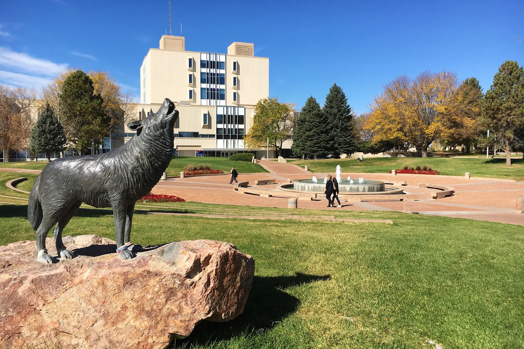 A view of the library and campus at Colorado State University, Pueblo. Photo credit: A. Emson / Shutterstock.com