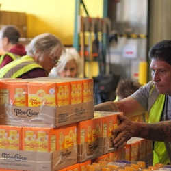 Bloomington residents servings Midwest Food Bank