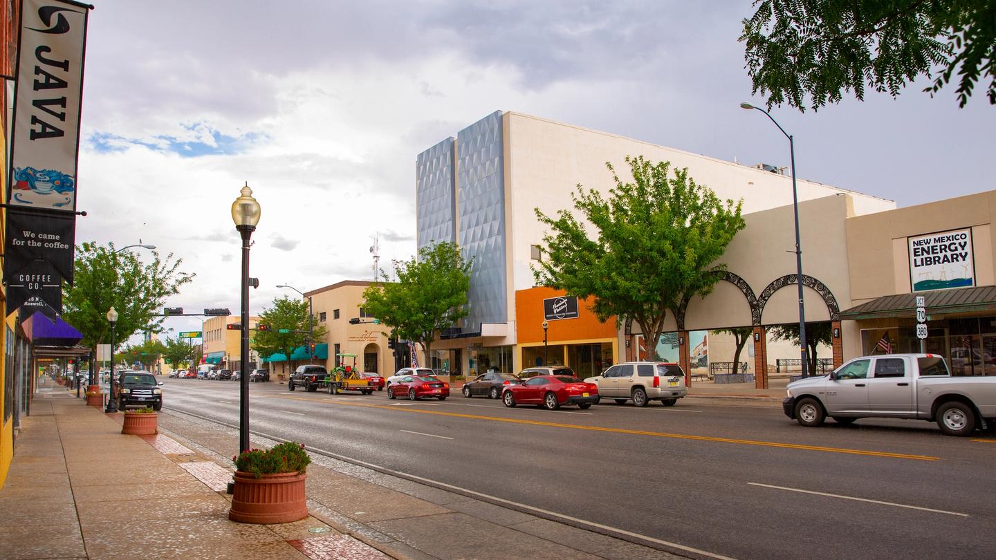 Roswell’s historic Downtown Main Street District offers antique stores, boutiques, museums, cafes, and more. Photo credit: Traveller70 / Shutterstock.com