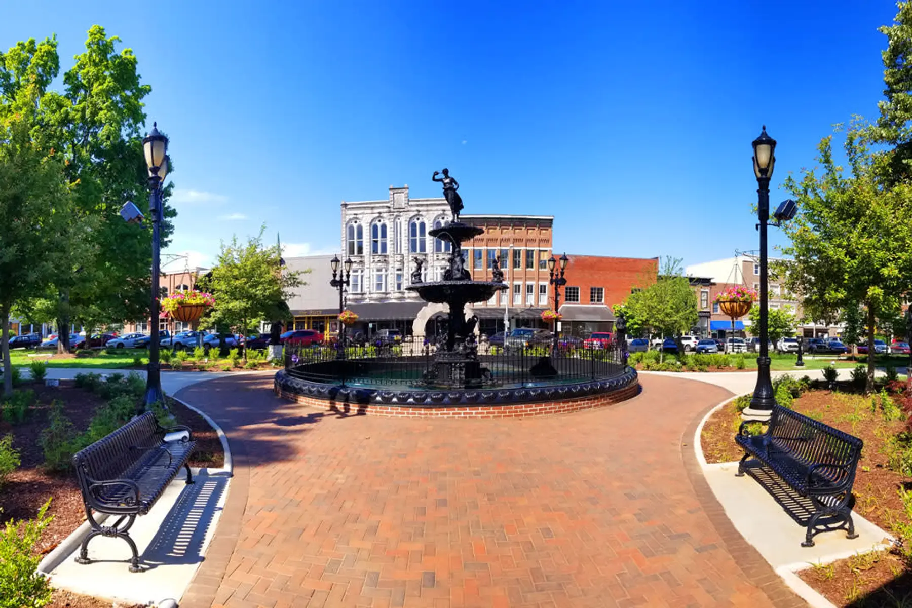 Iconic 1880's cast-iron fountain, in the center of Bowling Green (Image Credit: Visit Bowling Green KY)