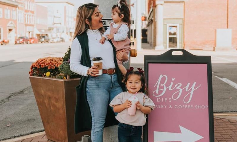 Family enjoying their Bizy Dips in downtown Portland, Indiana