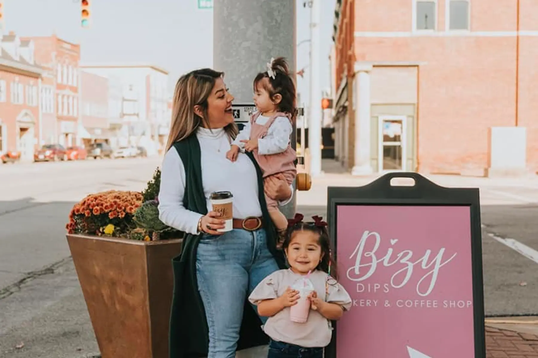 A family enjoying Bizy Dips in downtown Portland, Indiana.