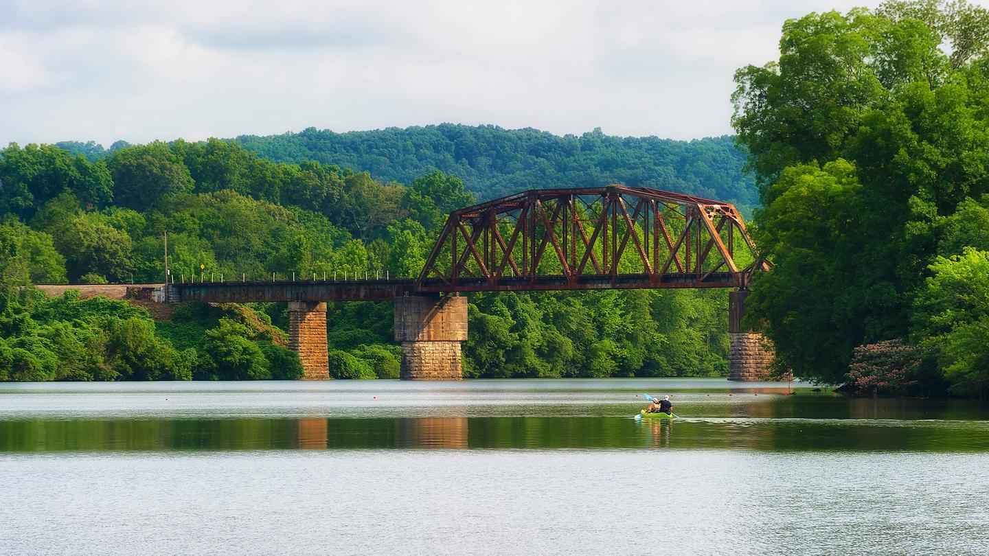 Melton Lake offers kayaking, swimming, and paddle boarding, along with a waterfront greenway for walking, running, and biking. Photo credit: Dee Browning / Shutterstock.com