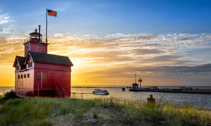 Holland State Park and the historic Holland Harbor Lighthouse. (Photo Credit: Deb Snelson / Getty Images)