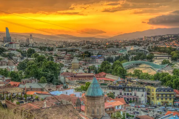La vieille ville de Tbilissi avec ses bâtiments colorés et la forteresse de Narikala