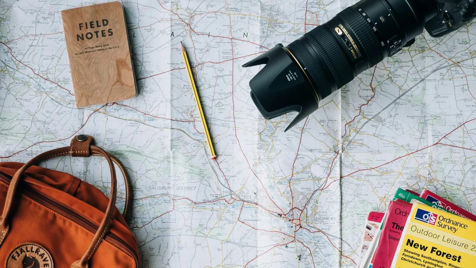 Passeport et carte de voyage représentant les déplacements sans visa