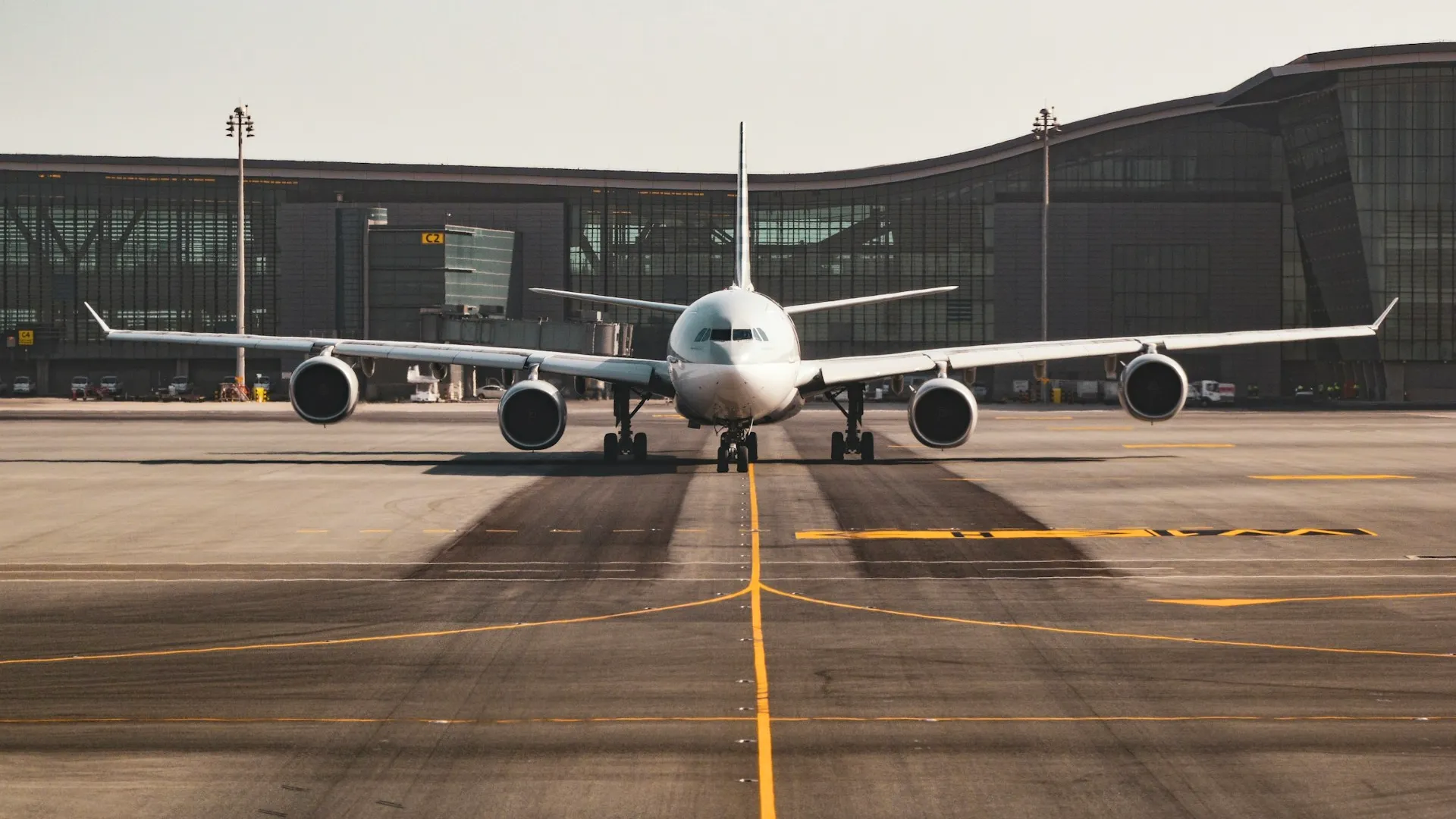 Tableau des départs d'aéroport affichant des annulations de vols