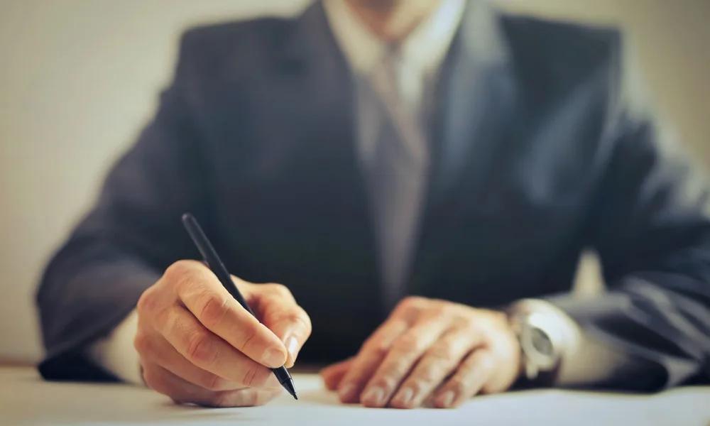 Uzņēmējs paraksta līgumu birojā — licencēts aizdevējs