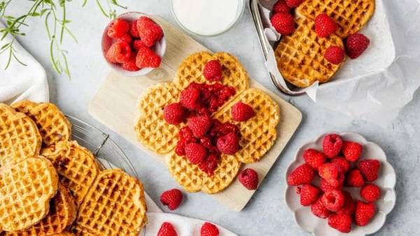 Matpakkevafler av cottage cheese og banen med bringebær.