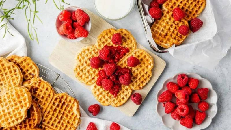 Matpakkevafler av cottage cheese og banen med bringebær.