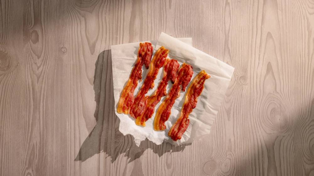 Bilde av bacon på tørkepapir.