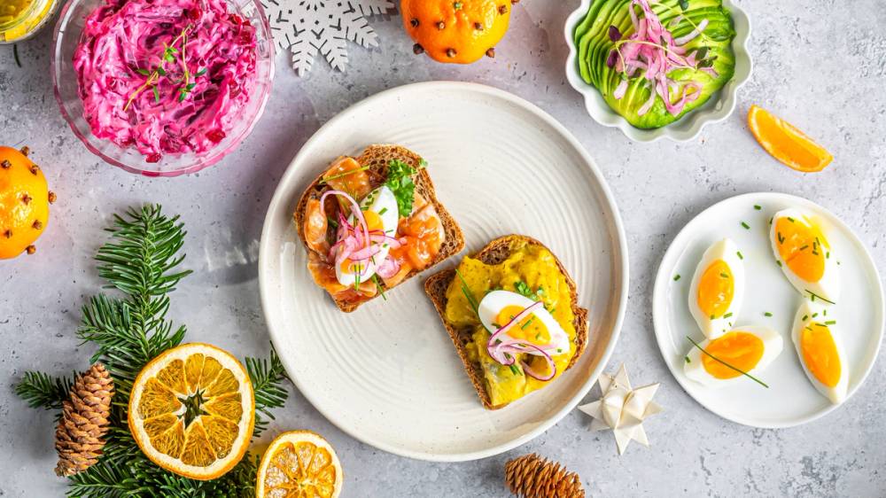 Grovt surdesigsbrød med tomatsild, sennepssild og kokt egg