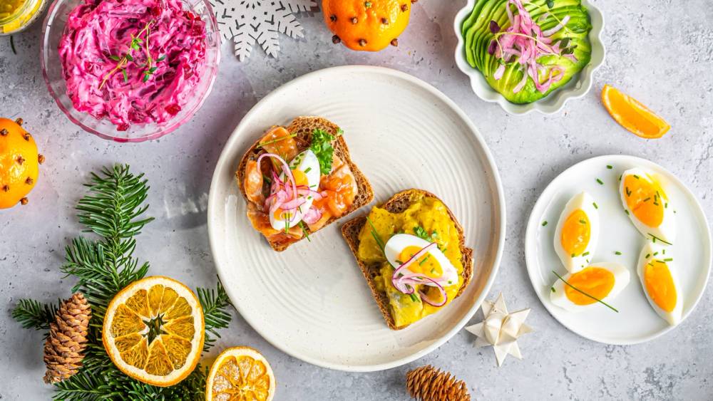 Grovt surdesigsbrød med tomatsild, sennepssild og kokt egg