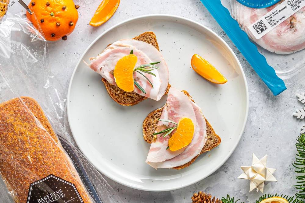 Grovt surdeigsbørd med porchetta, klementin og rosmarin.