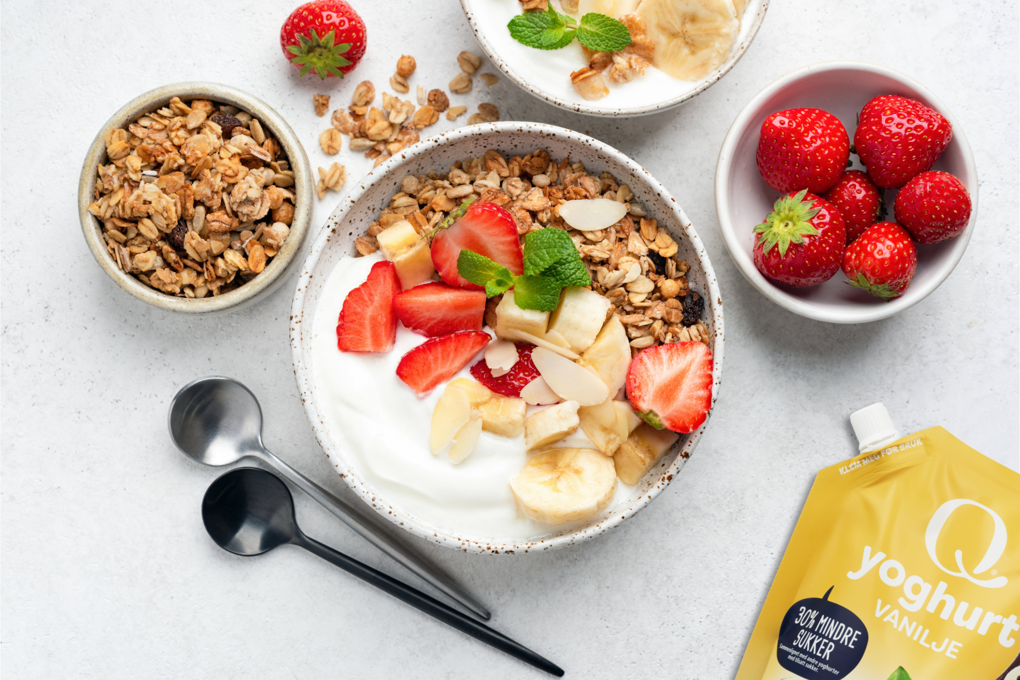 En bolle med Q-yoghurt toppet med granola og bær