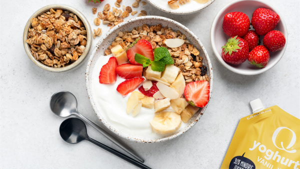 En bolle med Q-yoghurt toppet med granola og bær