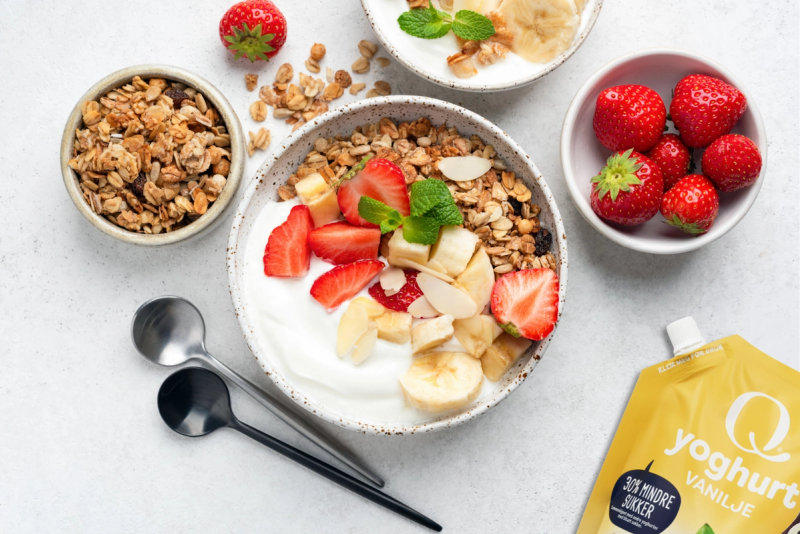 En bolle med Q-yoghurt toppet med granola og bær
