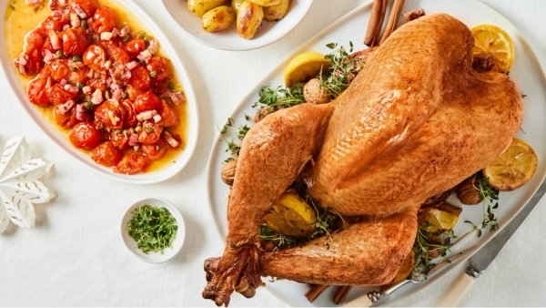Tilbehør til kalkunstek og en hel kalkun.