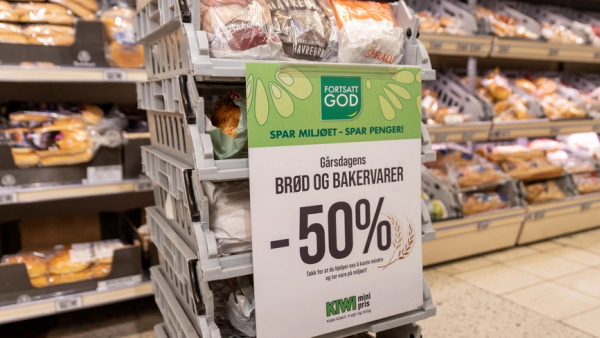 Gårsdagens brød- og bakevarer-kurv i KIWI-butikk.