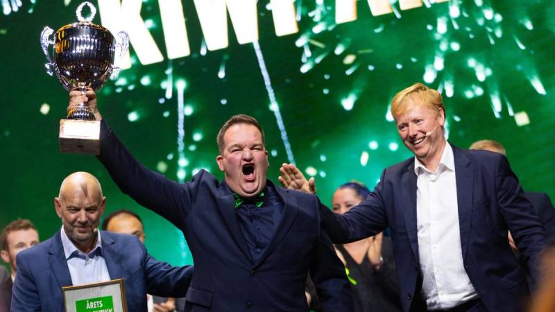 Butikksjef Marius Torgersen jublet da KIWI Årnes vant Årets KIWI-butikk