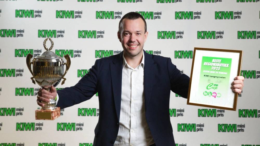 En stolt butikksjef av KIWI Langmyrveien, Stian Ormbodstad, mottok prisen.