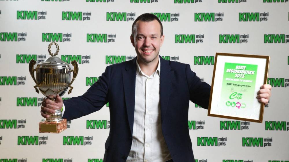 En stolt butikksjef av KIWI Langmyrveien, Stian Ormbodstad, mottok prisen.