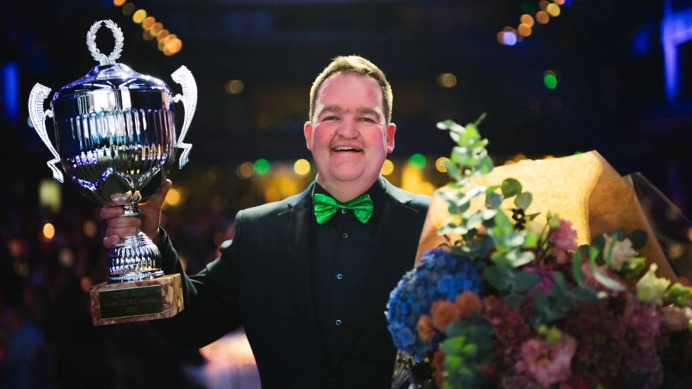 Butikksjef Marius Torgersen tok stolt i mot den gjeve utmerkelsen Årets KIWI-butikk, KIWI Årnes.