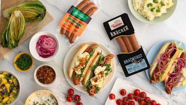 Pølser med topping og pølsepakker fra Leiv Vidar og Finsbråten.