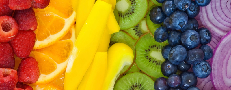 Ulike typer frukt og grønnsaker lagt i rekker.