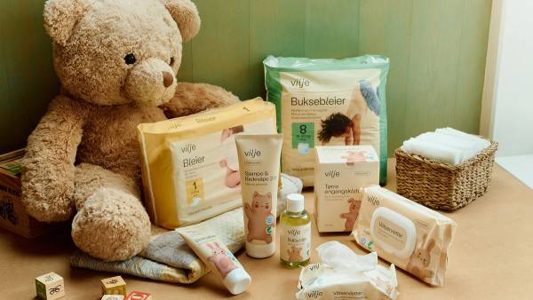 Teddybjørn og ulike Vilje-produkter til baby, som bleier, våtservietter og babyolje.
