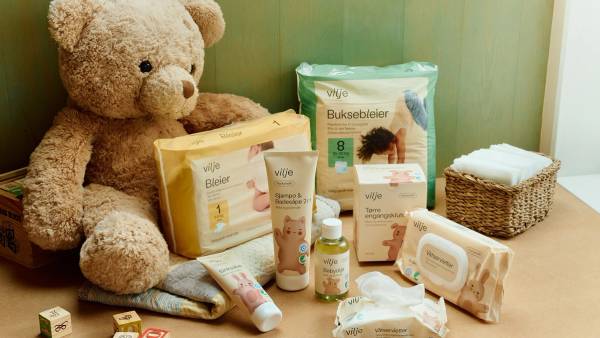 Teddybjørn og ulike Vilje-produkter til baby, som bleier, våtservietter og babyolje.