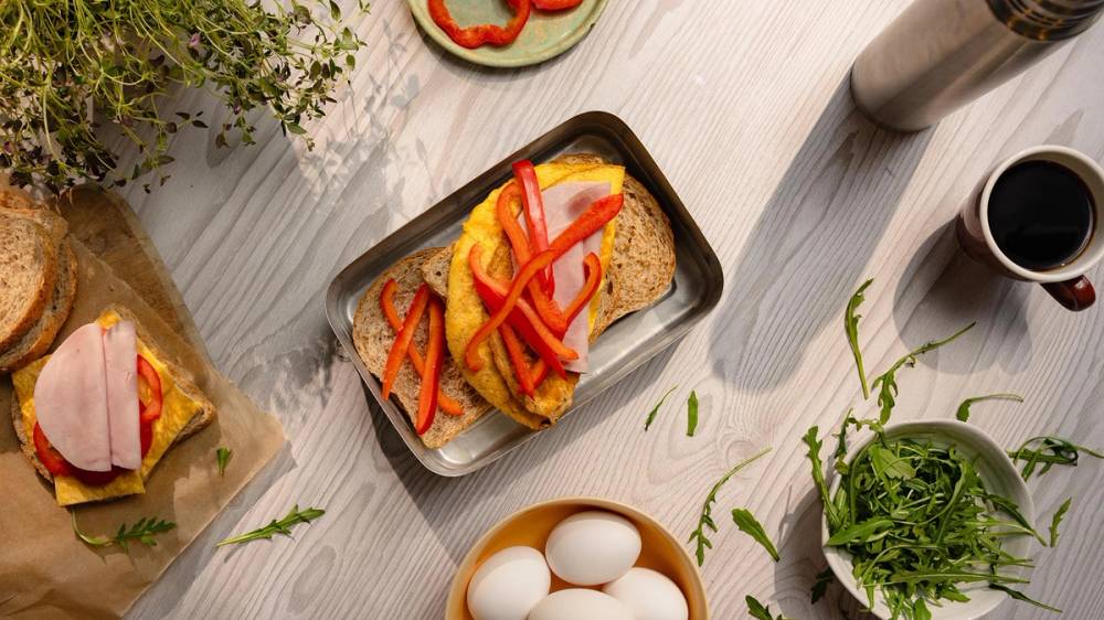 Matpakke med sandwich med omelett, skinke og paprika.