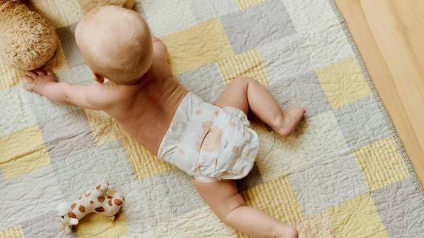 Baby på teppe med bleier fra Vilje.